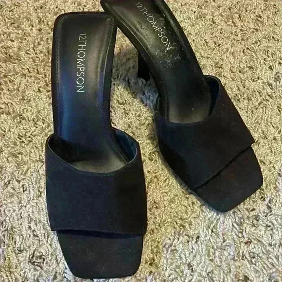 12THOMPSON Square Pumps  - Picture 4 of 6